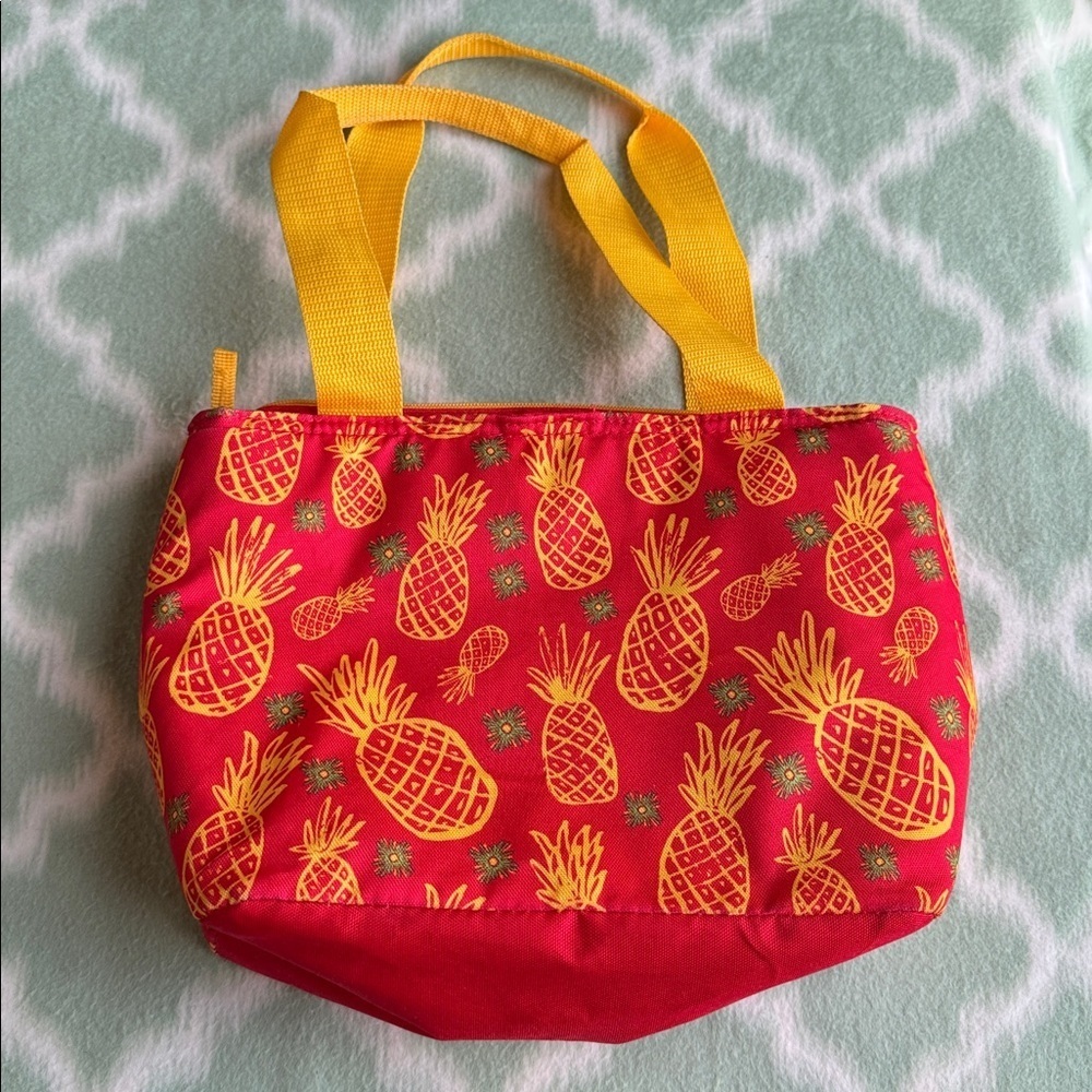 Red Pineapple insulated lunch Bag - Picture 2 of 6